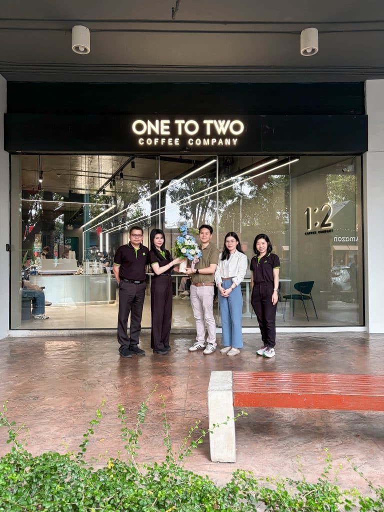 ผู้บริหารศูนย์การค้า ร่วมถ่ายภาพกับผู้บริหารร้าน 1:2 Coffee